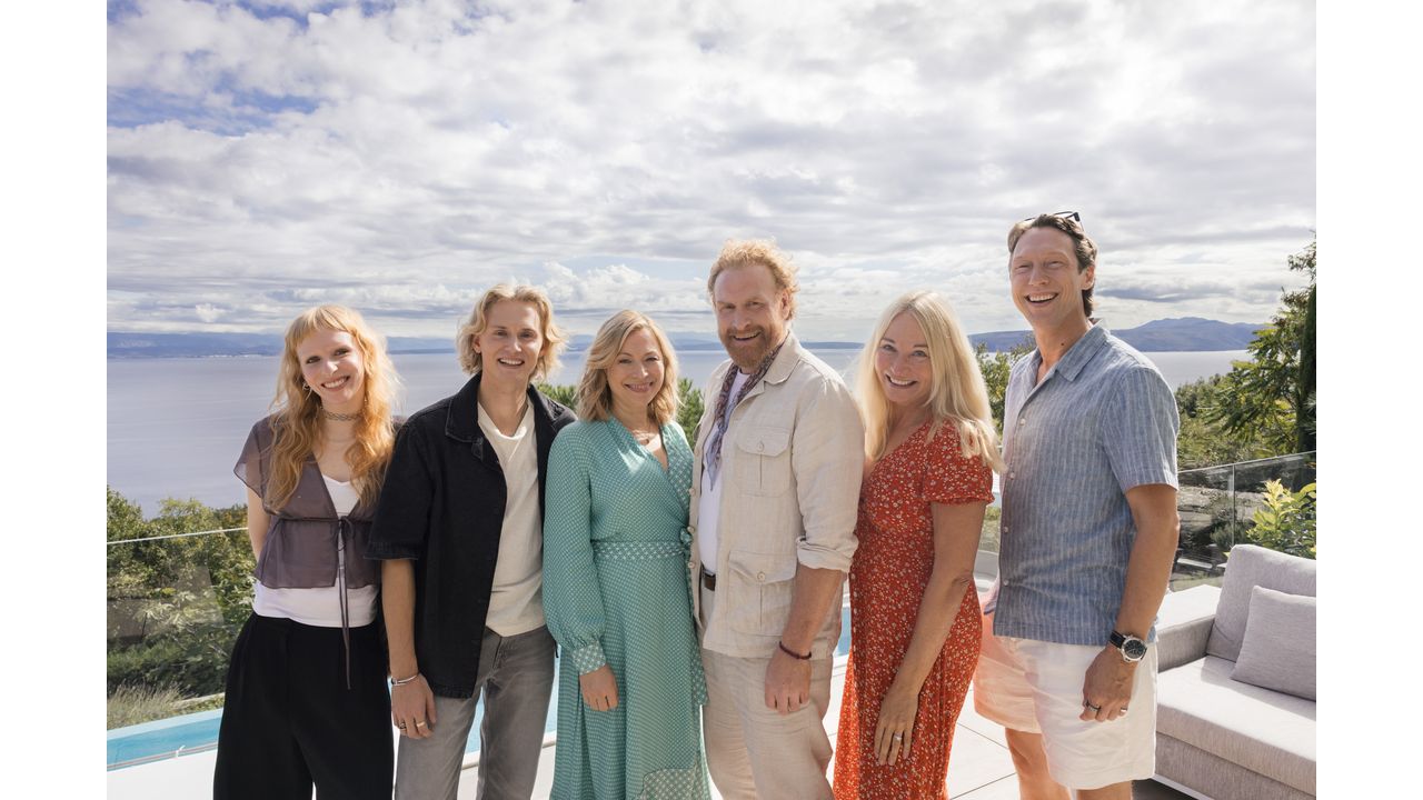 Delar av den stjärnspäckade ensemblen i Martina Haags nästa film "Hur fan ska jag våga bli kär igen?"